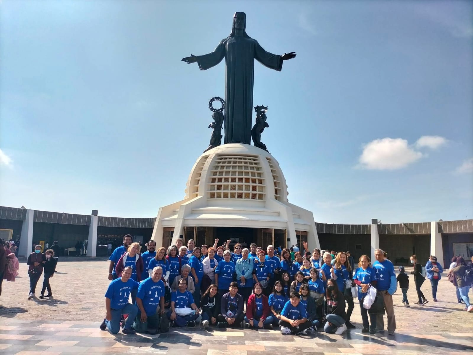 Peregrinos FLF frente al Cristo Rey · Cerro del Cubilete